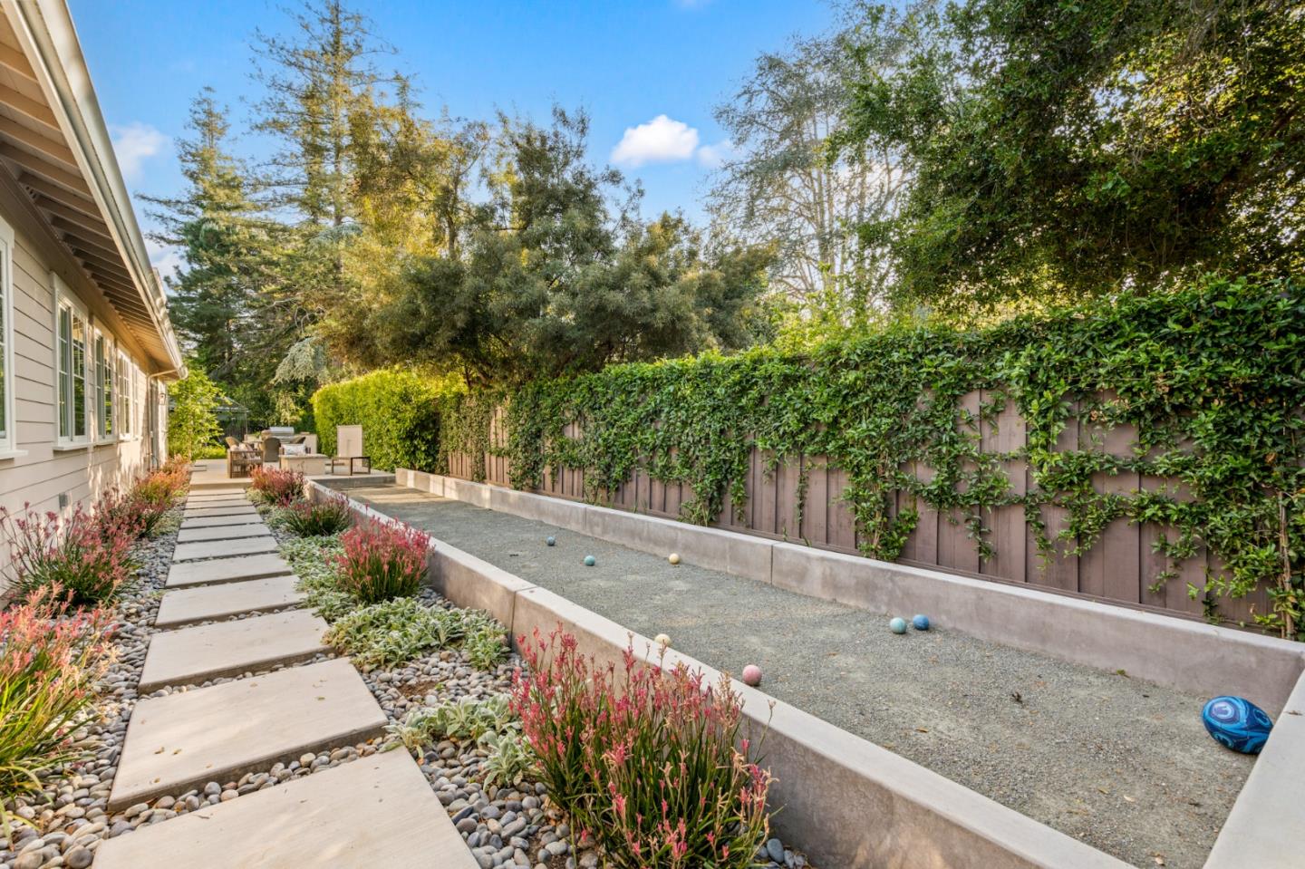 Detail Gallery Image 74 of 91 For 2002 Sunnyview Ln, Mountain View,  CA 94040 - 5 Beds | 4/1 Baths