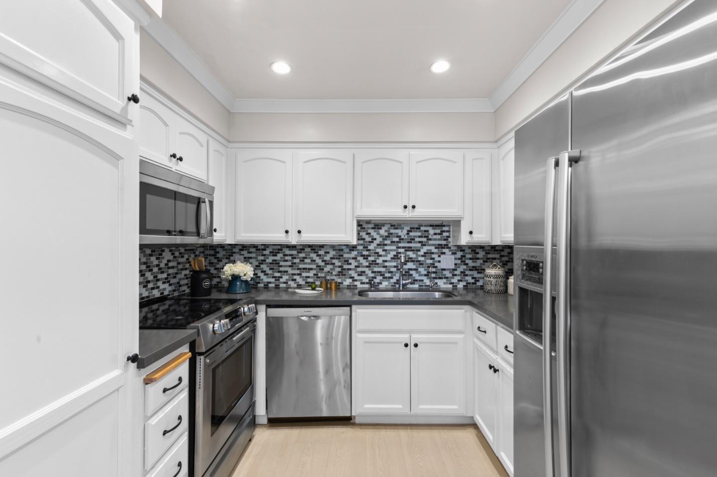 Detail Gallery Image 7 of 30 For 447 Lotus Ln, Mountain View,  CA 94043 - 3 Beds | 2 Baths