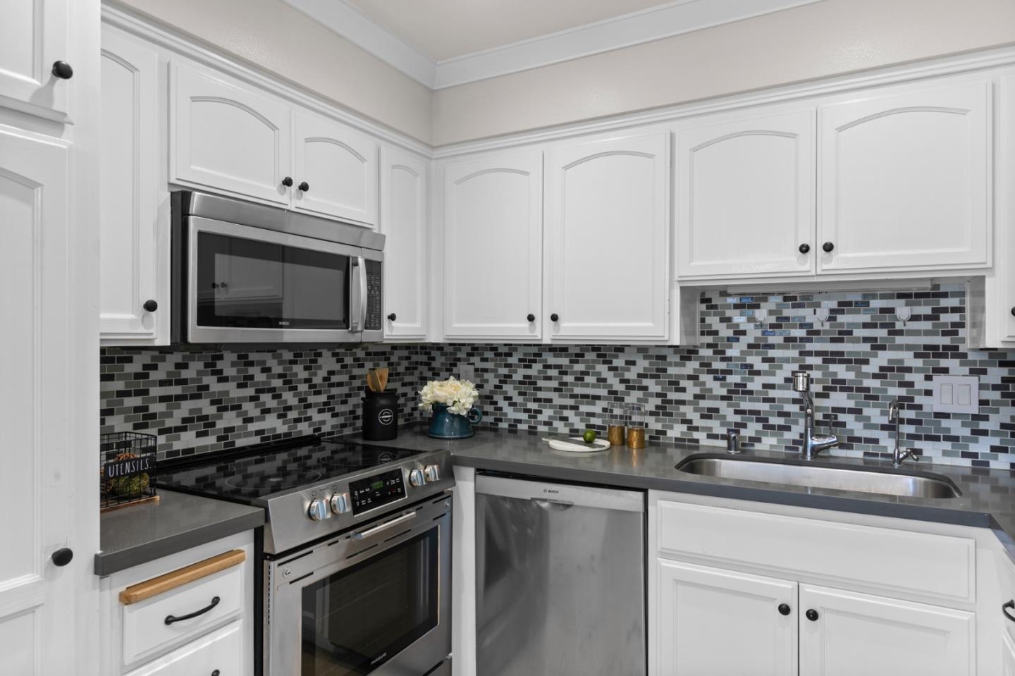 Detail Gallery Image 8 of 30 For 447 Lotus Ln, Mountain View,  CA 94043 - 3 Beds | 2 Baths