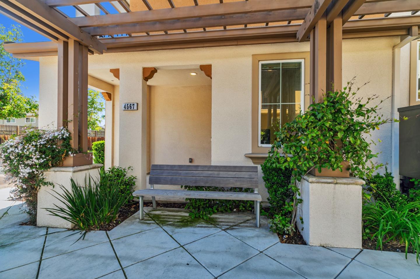 Detail Gallery Image 2 of 32 For 4567 Huntington Ln, San Jose,  CA 95136 - 2 Beds | 2/1 Baths