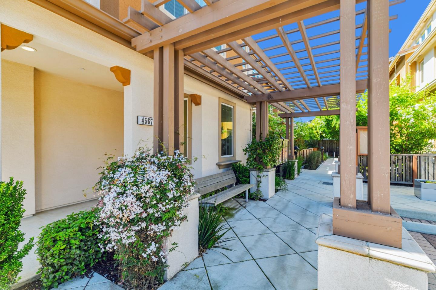 Detail Gallery Image 3 of 32 For 4567 Huntington Ln, San Jose,  CA 95136 - 2 Beds | 2/1 Baths