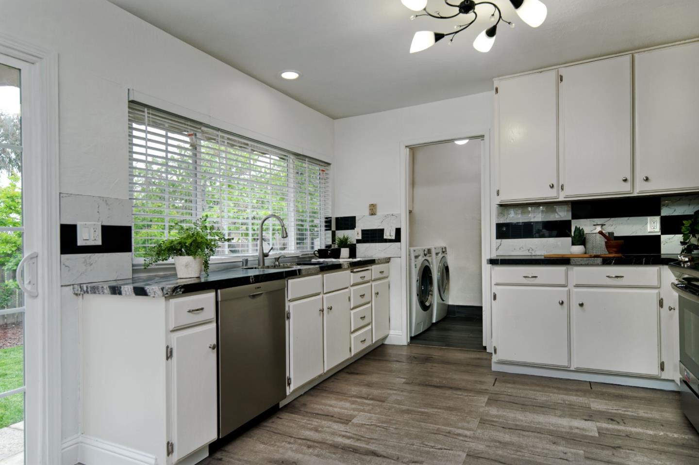 Detail Gallery Image 14 of 39 For 523 Bluefield Ct, San Jose,  CA 95136 - 6 Beds | 2 Baths