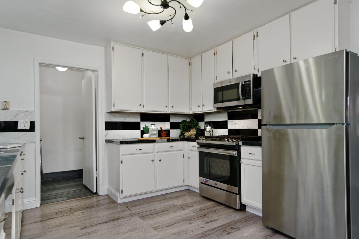 Detail Gallery Image 15 of 39 For 523 Bluefield Ct, San Jose,  CA 95136 - 6 Beds | 2 Baths