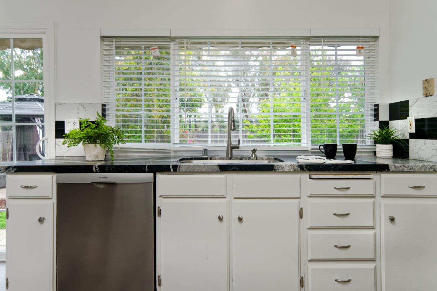 Detail Gallery Image 16 of 39 For 523 Bluefield Ct, San Jose,  CA 95136 - 6 Beds | 2 Baths