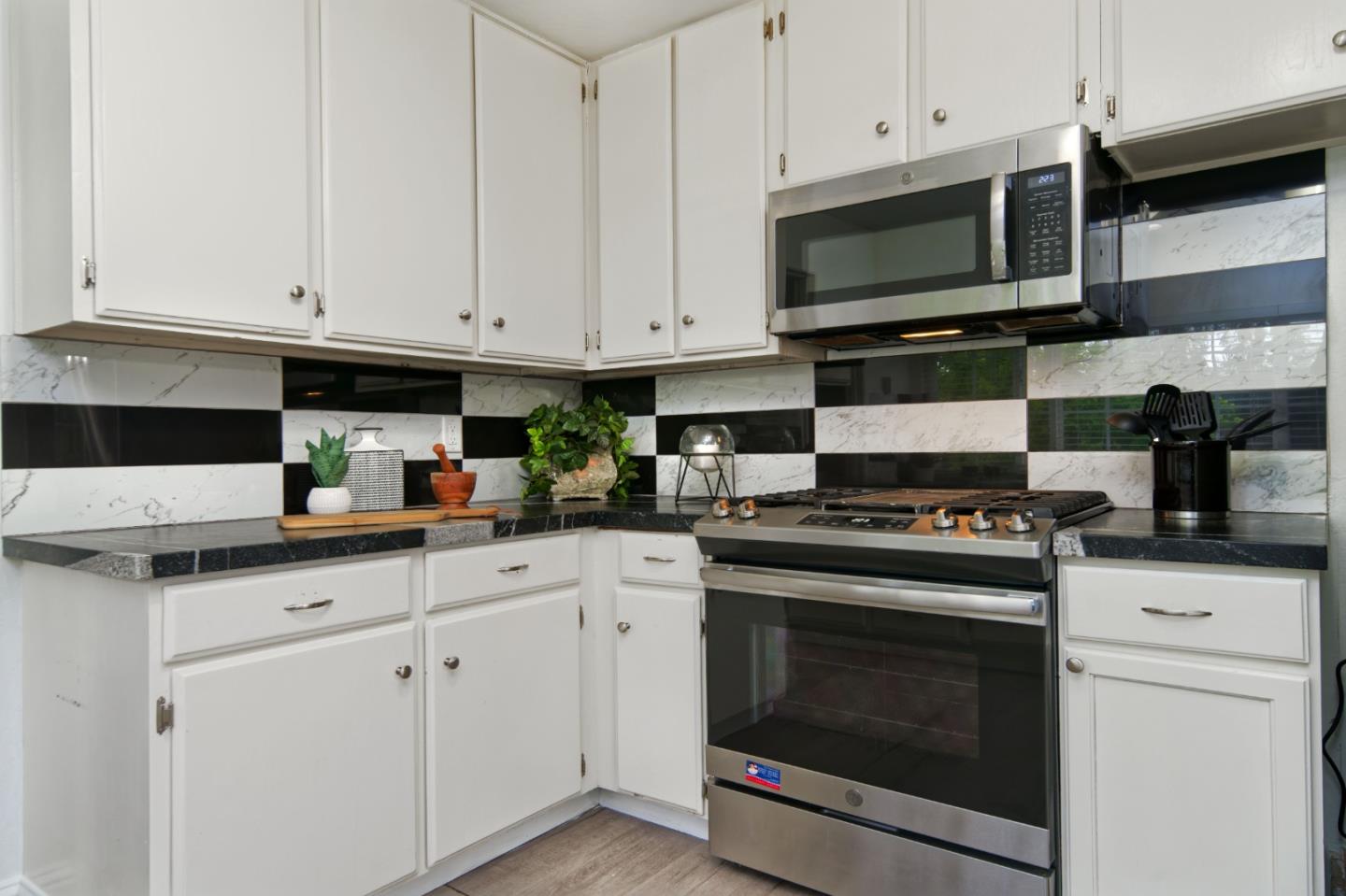 Detail Gallery Image 18 of 39 For 523 Bluefield Ct, San Jose,  CA 95136 - 6 Beds | 2 Baths