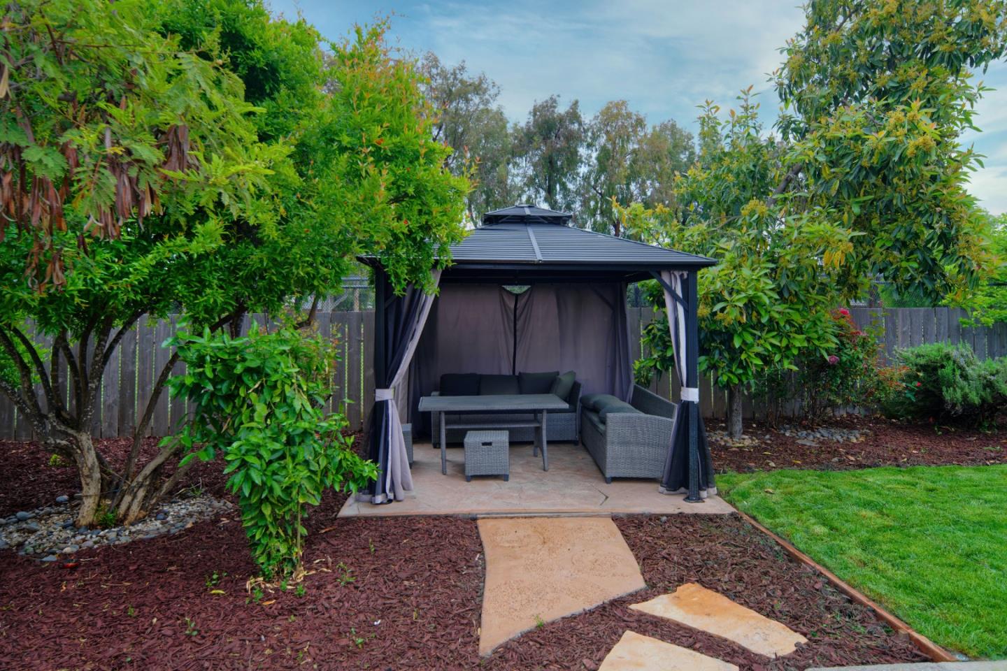 Detail Gallery Image 33 of 39 For 523 Bluefield Ct, San Jose,  CA 95136 - 6 Beds | 2 Baths