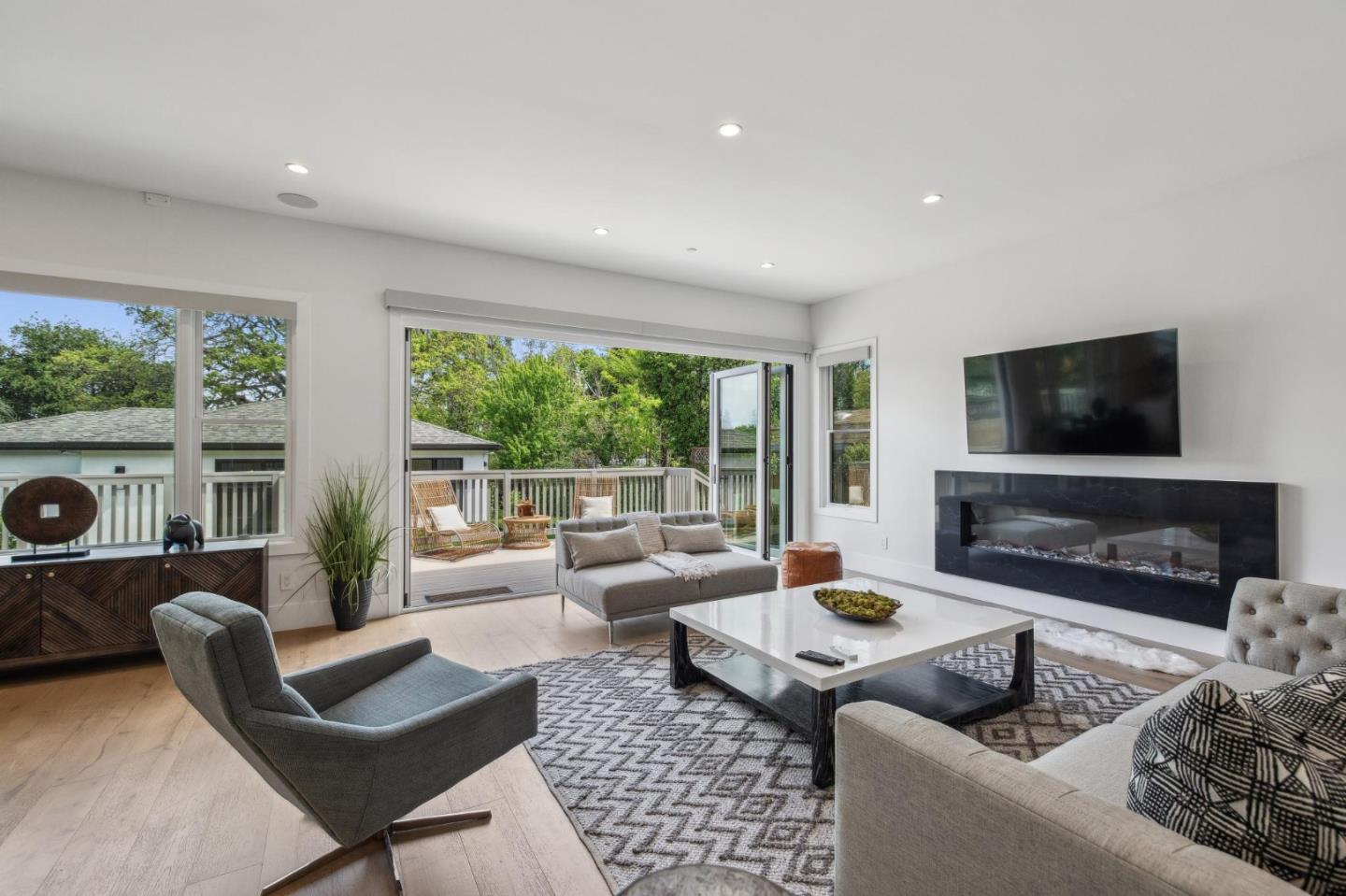 Detail Gallery Image 20 of 25 For 950 Lucky Ave, Menlo Park,  CA 94025 - 5 Beds | 4/1 Baths