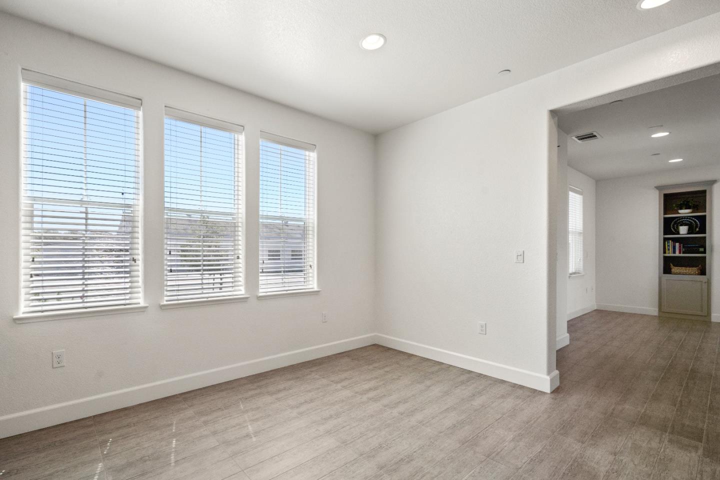 Detail Gallery Image 11 of 41 For 2602 Bluewater Ct, Marina,  CA 93933 - 3 Beds | 2/1 Baths