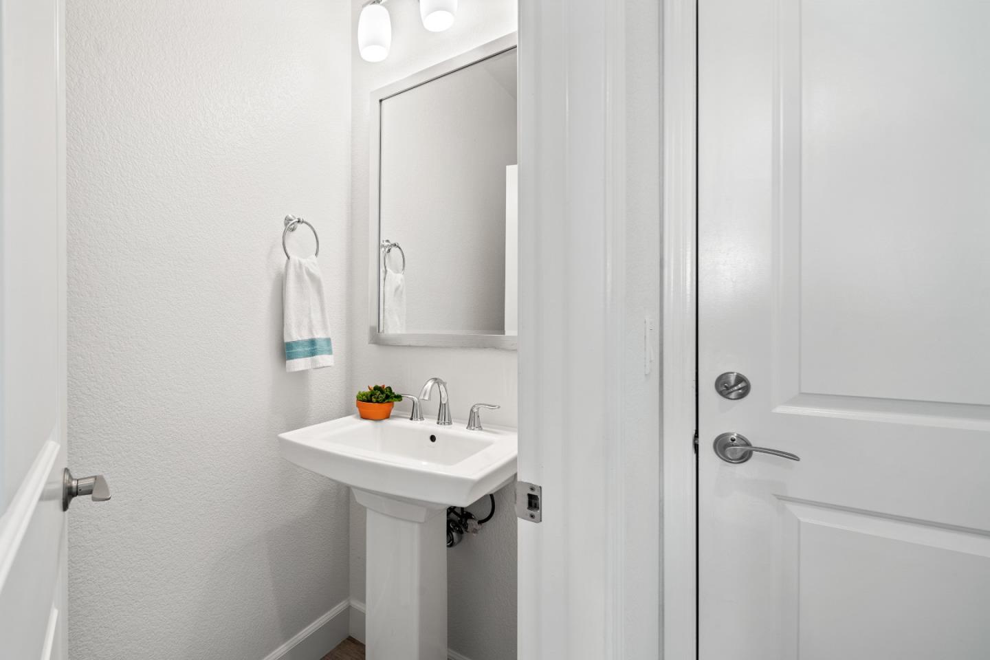 Detail Gallery Image 13 of 41 For 2602 Bluewater Ct, Marina,  CA 93933 - 3 Beds | 2/1 Baths