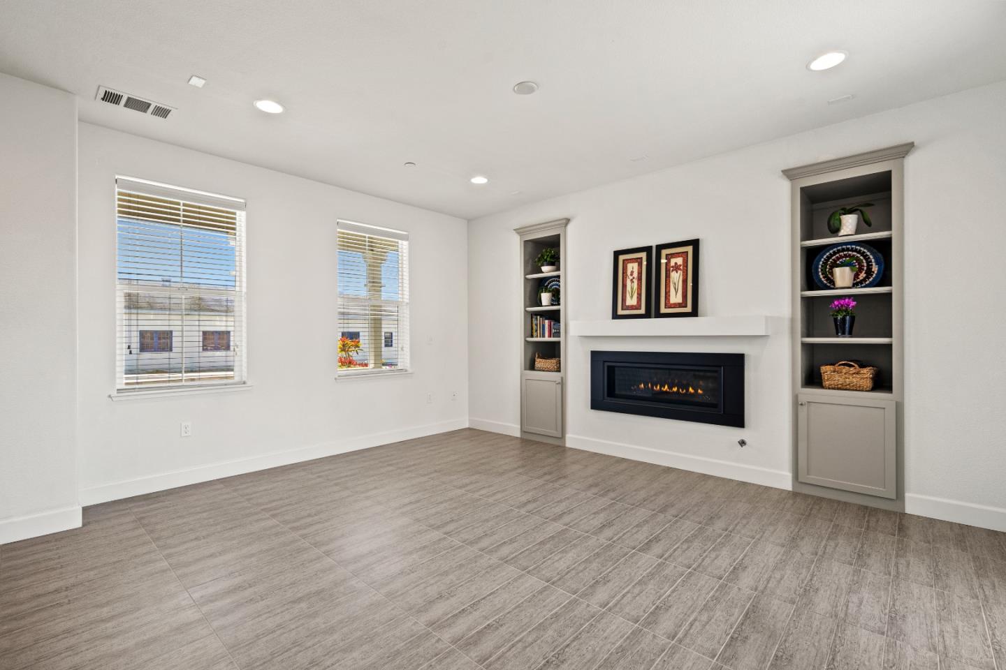 Detail Gallery Image 2 of 41 For 2602 Bluewater Ct, Marina,  CA 93933 - 3 Beds | 2/1 Baths