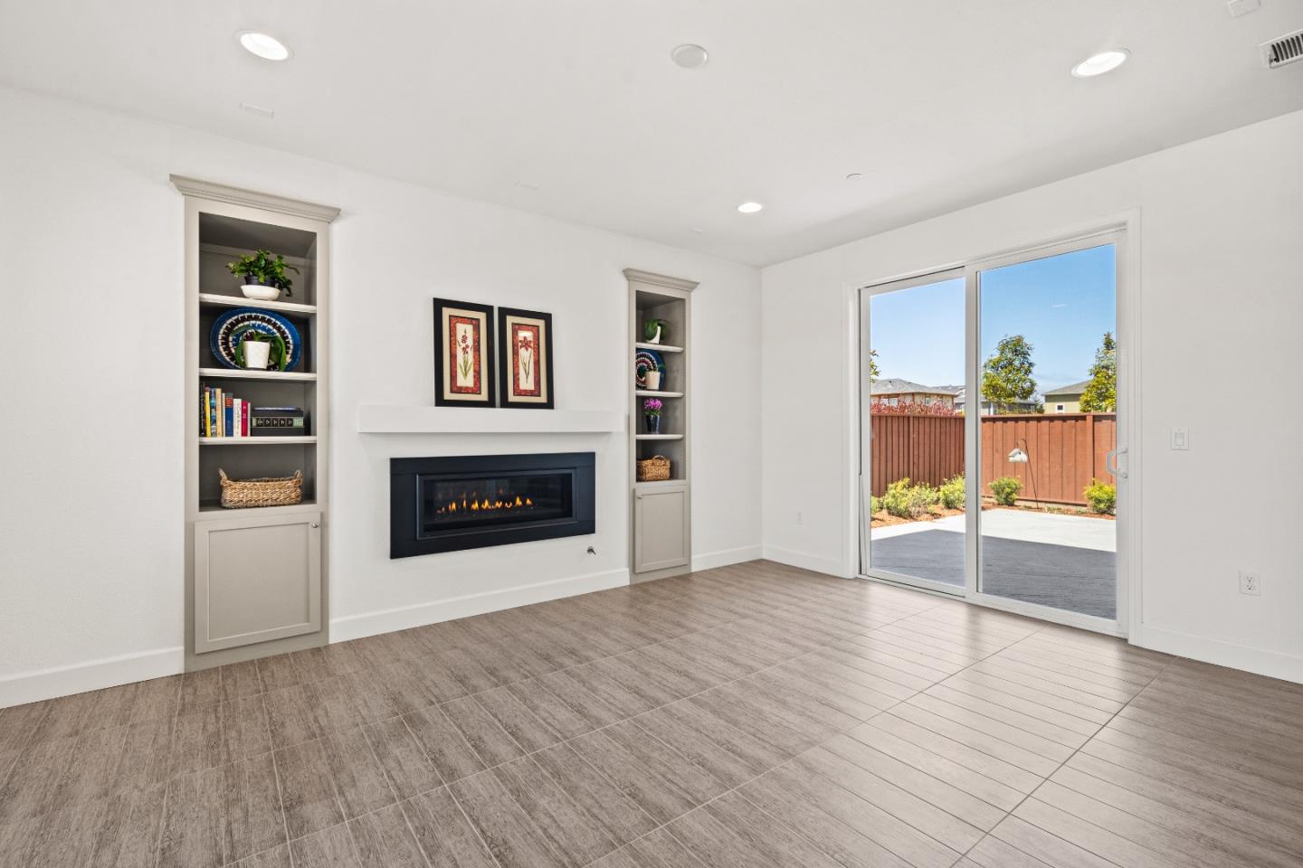 Detail Gallery Image 3 of 41 For 2602 Bluewater Ct, Marina,  CA 93933 - 3 Beds | 2/1 Baths