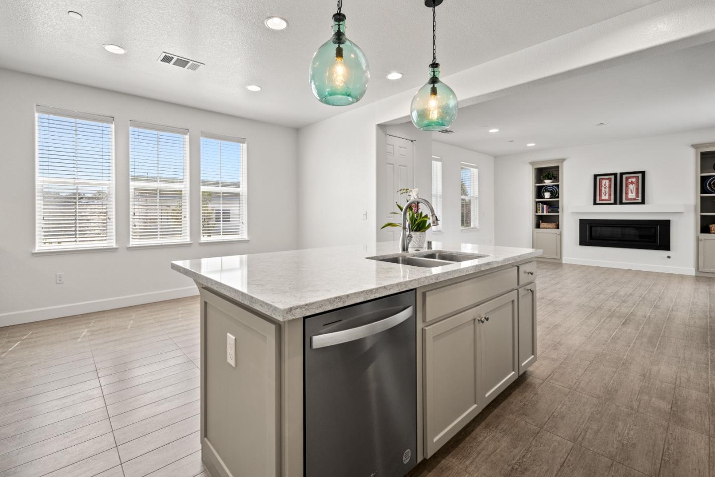 Detail Gallery Image 5 of 41 For 2602 Bluewater Ct, Marina,  CA 93933 - 3 Beds | 2/1 Baths
