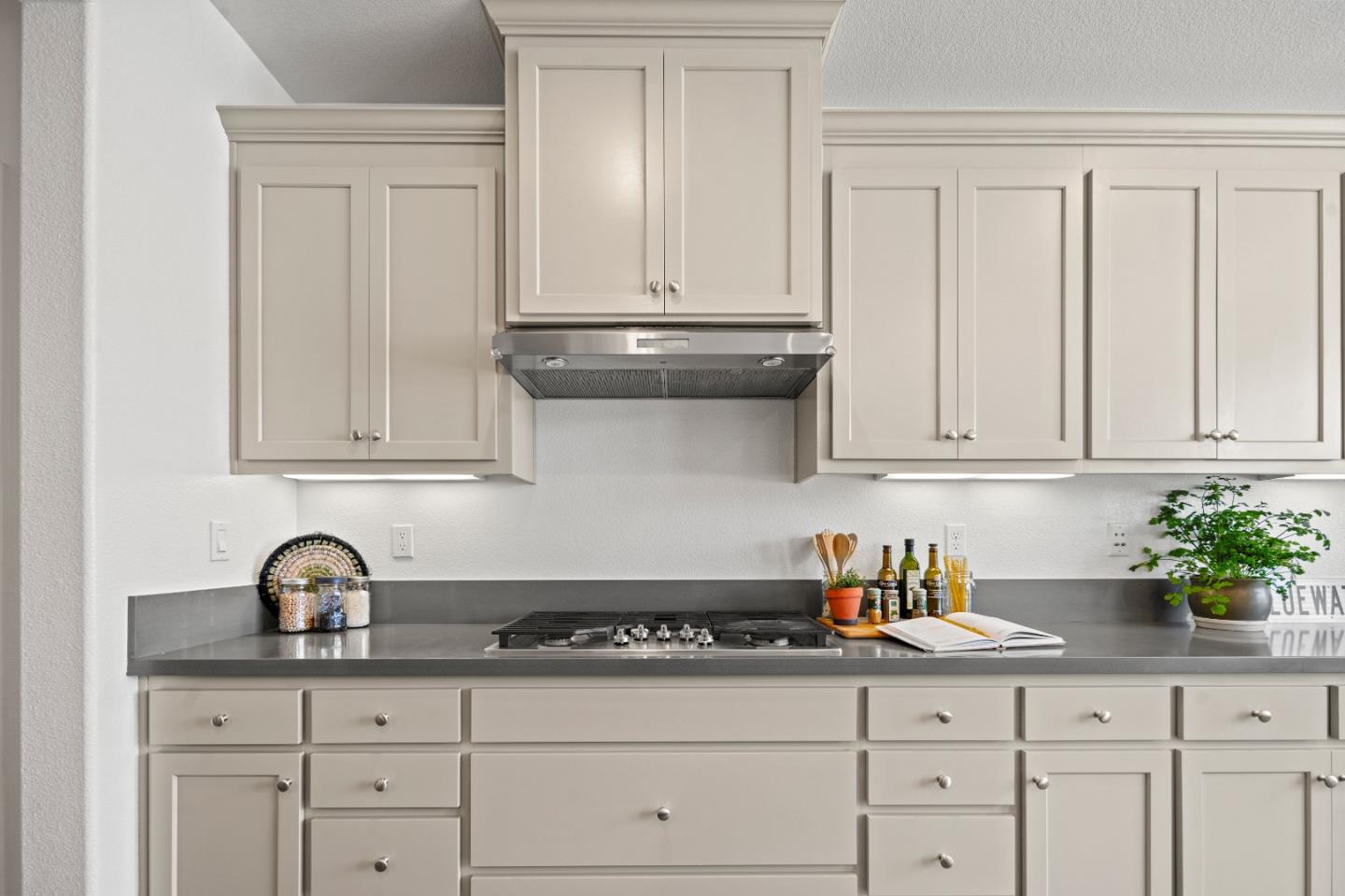 Detail Gallery Image 9 of 41 For 2602 Bluewater Ct, Marina,  CA 93933 - 3 Beds | 2/1 Baths