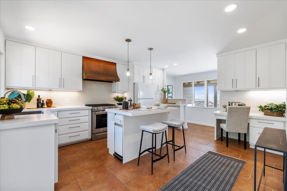 Detail Gallery Image 9 of 30 For 1049 Crestview Dr, Millbrae,  CA 94030 - 4 Beds | 3 Baths