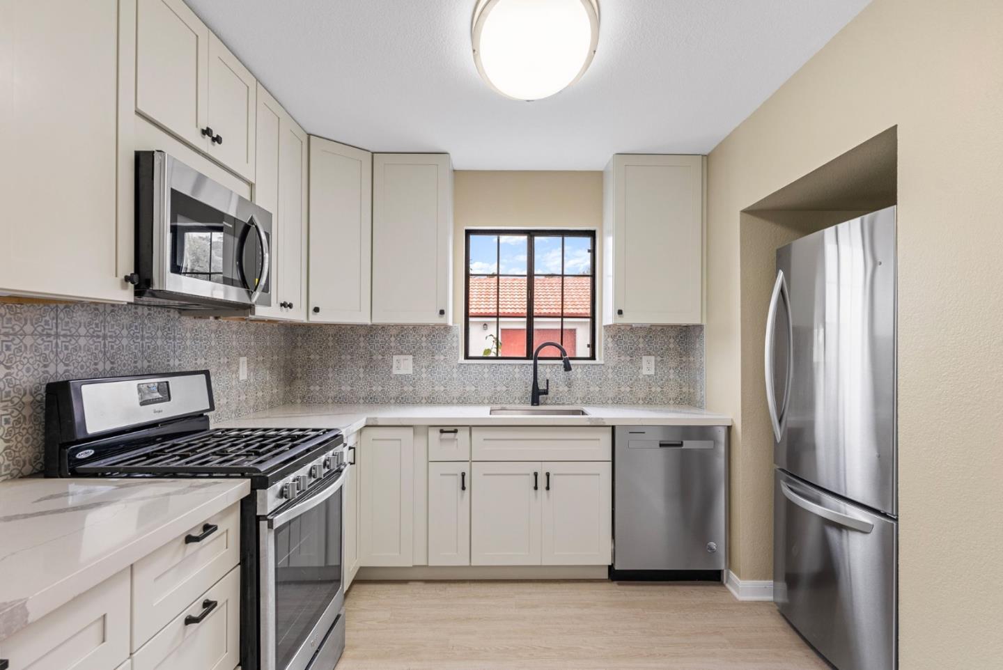 Detail Gallery Image 10 of 30 For 225 Moana Pl, Pacifica,  CA 94044 - 7 Beds | 3/2 Baths