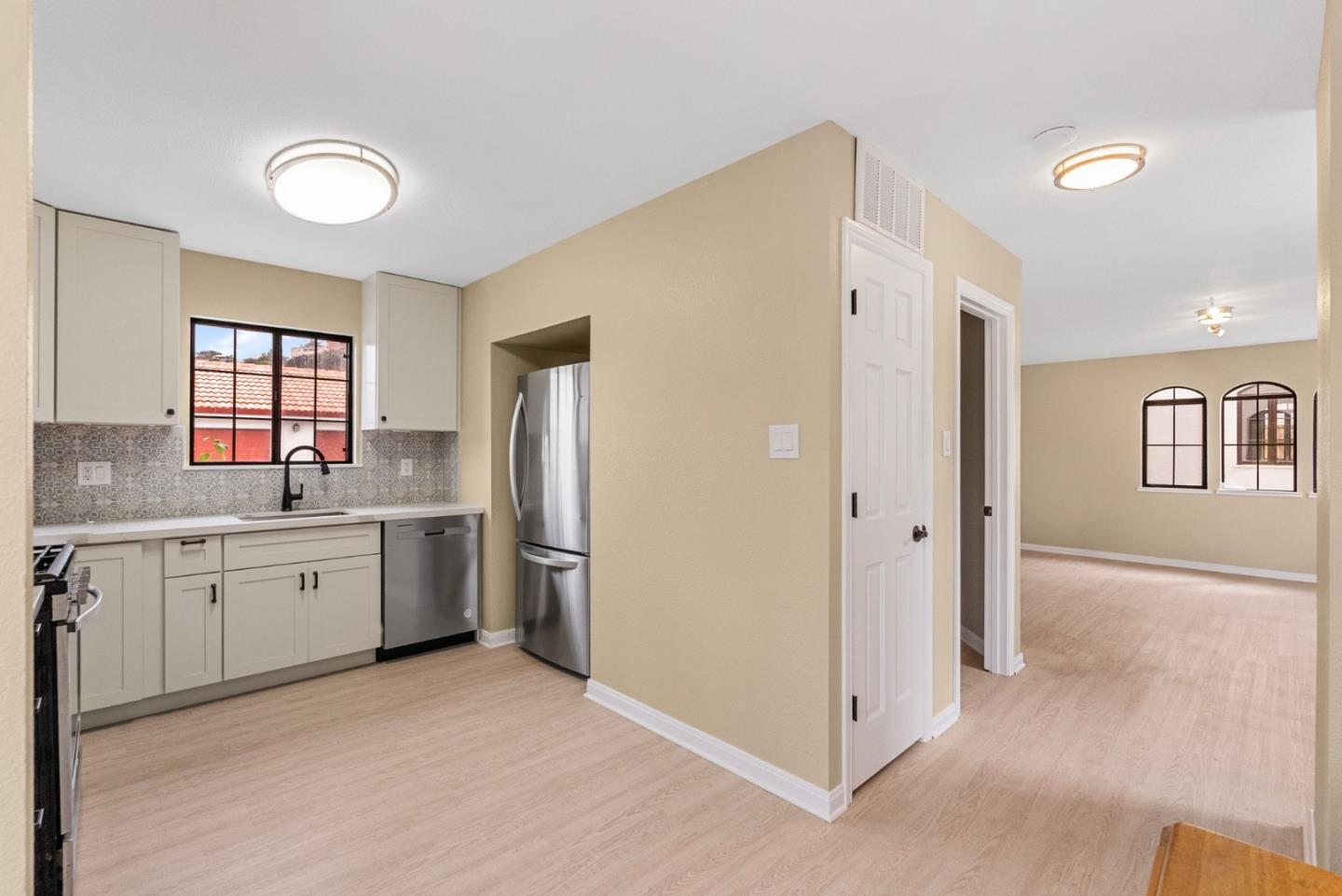 Detail Gallery Image 11 of 30 For 225 Moana Pl, Pacifica,  CA 94044 - 7 Beds | 3/2 Baths