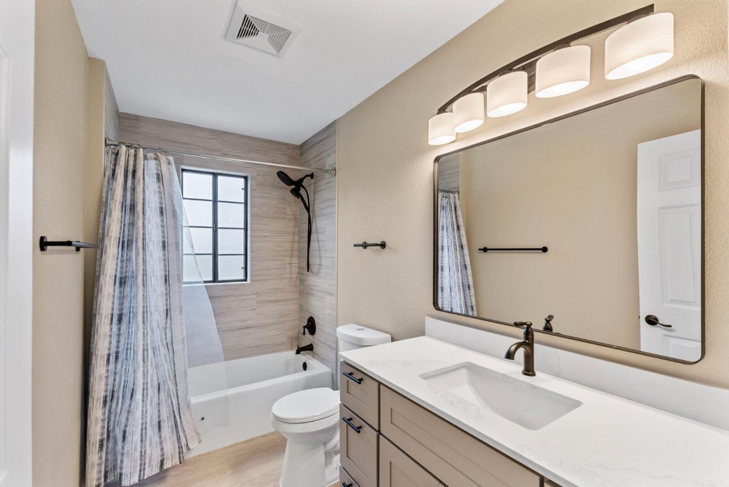 Detail Gallery Image 14 of 30 For 225 Moana Pl, Pacifica,  CA 94044 - 7 Beds | 3/2 Baths