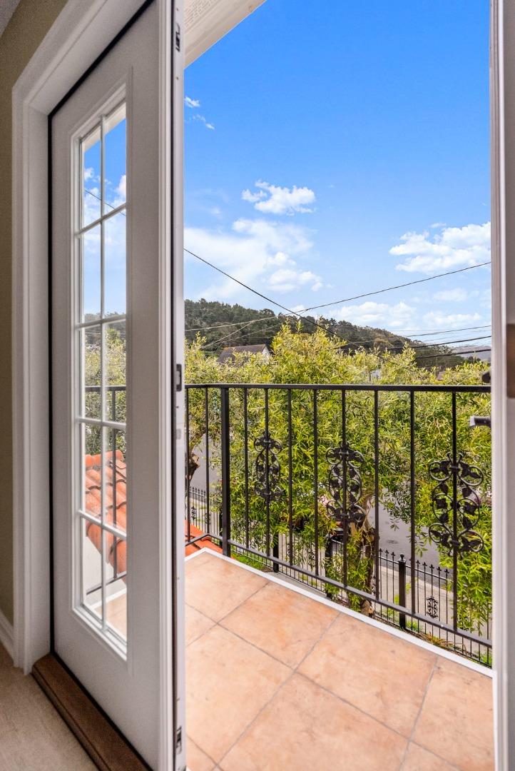 Detail Gallery Image 19 of 30 For 225 Moana Pl, Pacifica,  CA 94044 - 7 Beds | 3/2 Baths