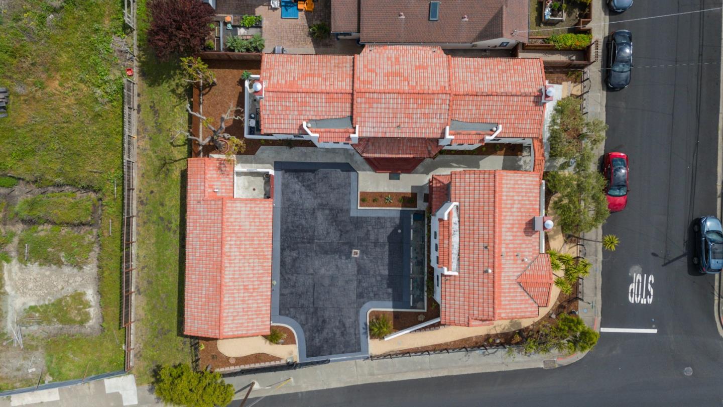 Detail Gallery Image 2 of 30 For 225 Moana Pl, Pacifica,  CA 94044 - 7 Beds | 3/2 Baths