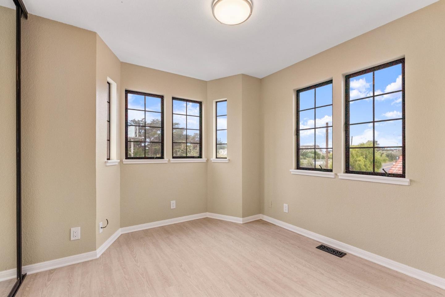 Detail Gallery Image 22 of 30 For 225 Moana Pl, Pacifica,  CA 94044 - 7 Beds | 3/2 Baths