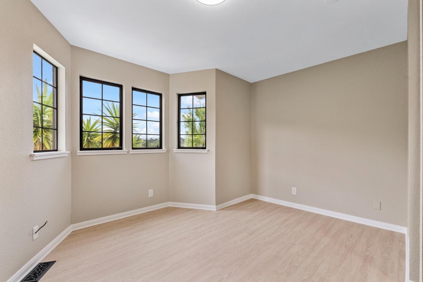 Detail Gallery Image 25 of 30 For 225 Moana Pl, Pacifica,  CA 94044 - 7 Beds | 3/2 Baths