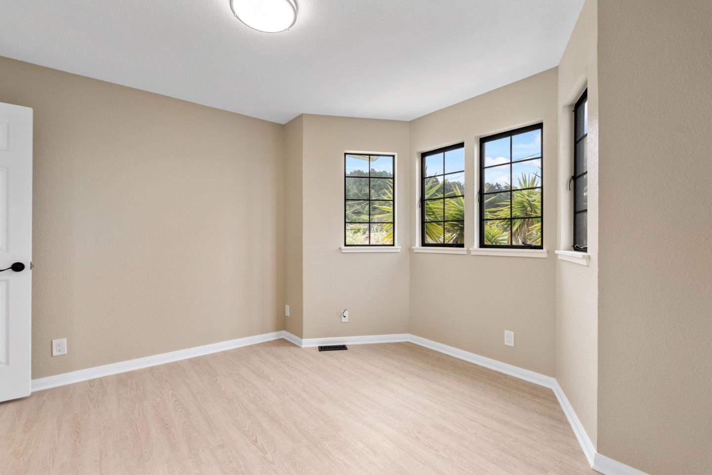 Detail Gallery Image 27 of 30 For 225 Moana Pl, Pacifica,  CA 94044 - 7 Beds | 3/2 Baths