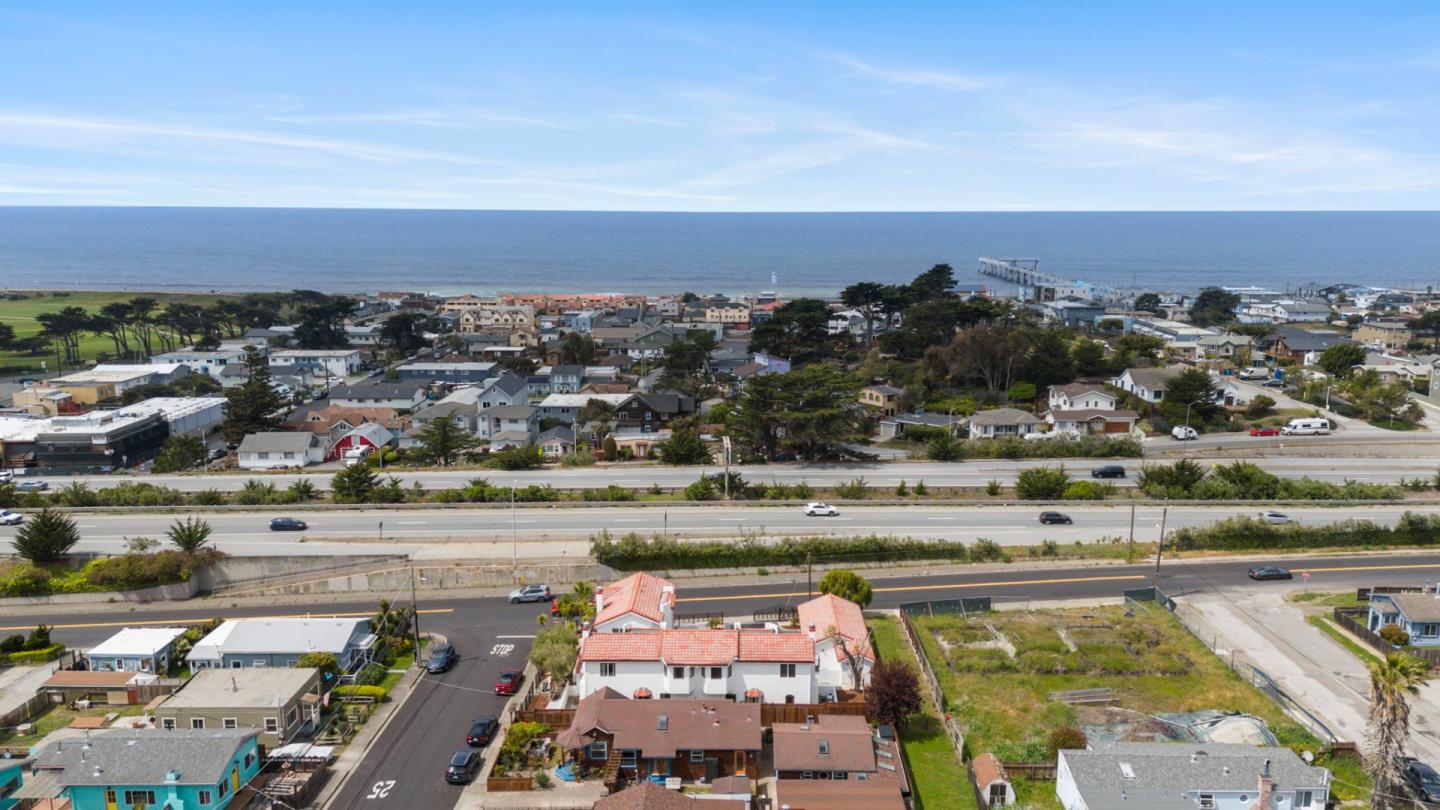 Detail Gallery Image 3 of 30 For 225 Moana Pl, Pacifica,  CA 94044 - 7 Beds | 3/2 Baths