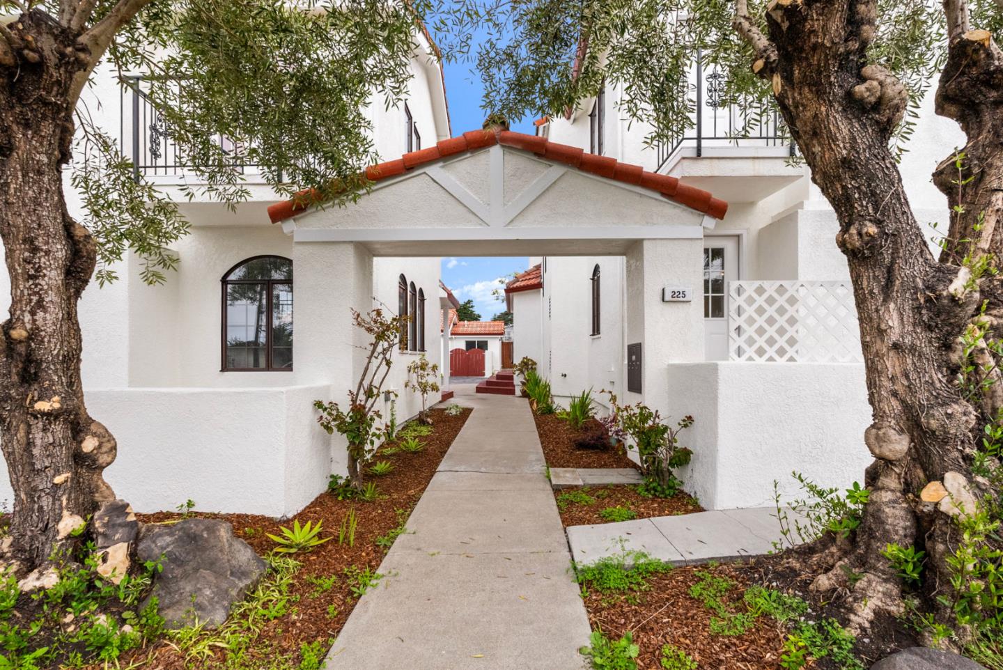 Detail Gallery Image 5 of 30 For 225 Moana Pl, Pacifica,  CA 94044 - 7 Beds | 3/2 Baths