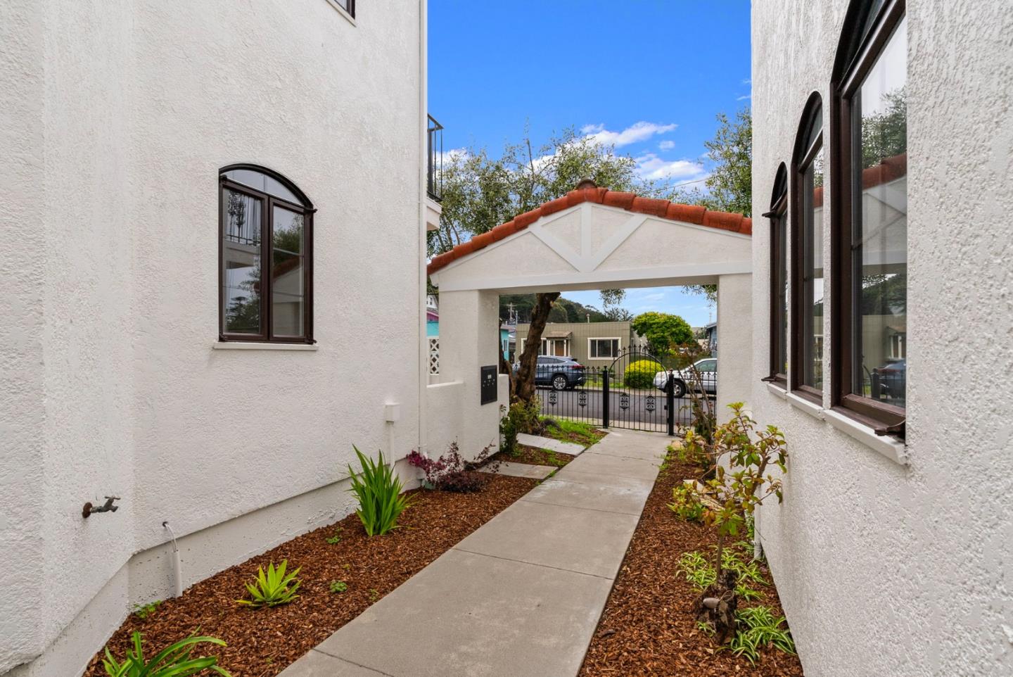 Detail Gallery Image 6 of 30 For 225 Moana Pl, Pacifica,  CA 94044 - 7 Beds | 3/2 Baths