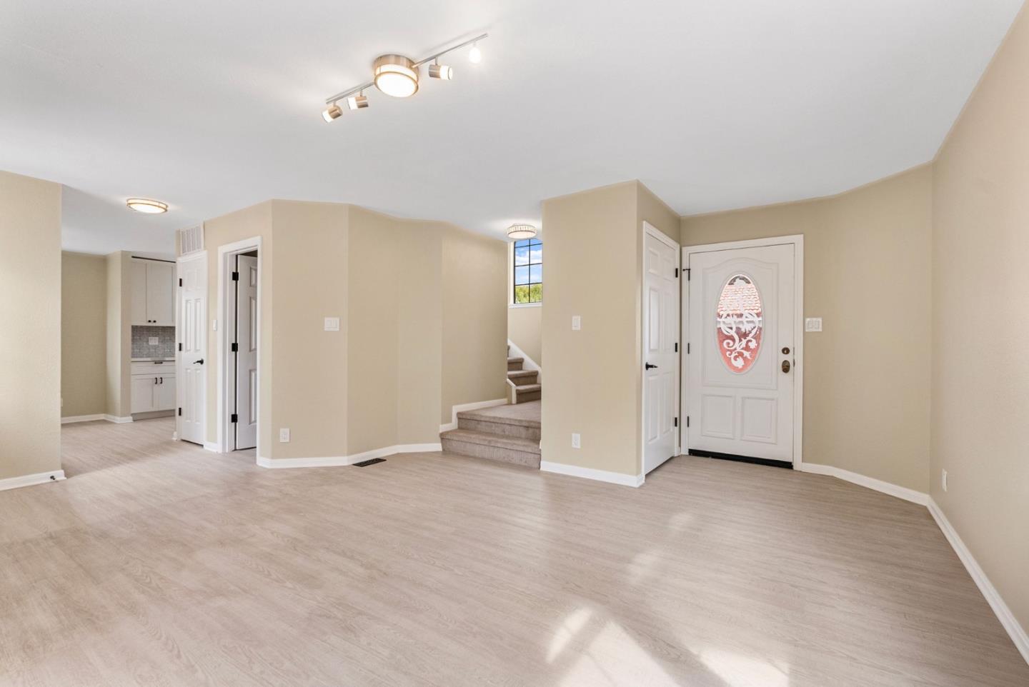 Detail Gallery Image 9 of 30 For 225 Moana Pl, Pacifica,  CA 94044 - 7 Beds | 3/2 Baths