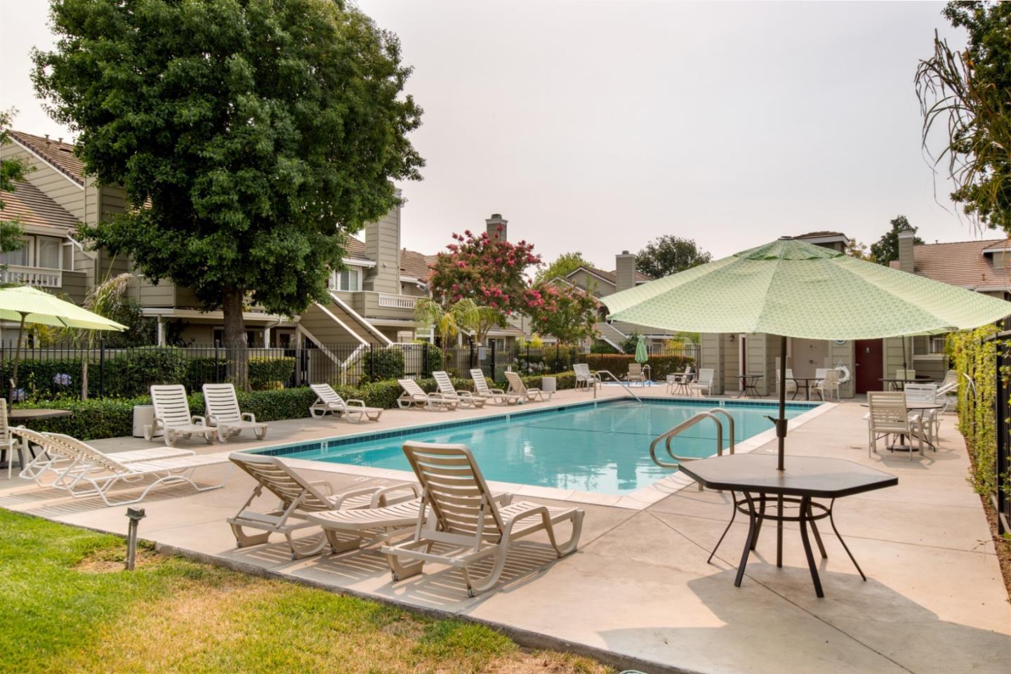 Detail Gallery Image 2 of 9 For 34 Cherry Crest Ln, San Jose,  CA 95136 - 2 Beds | 2 Baths