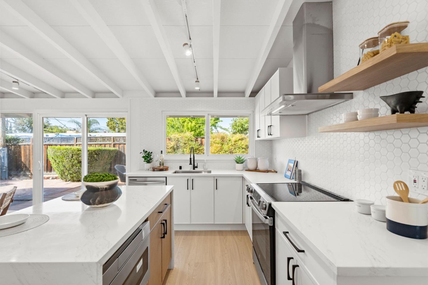 Detail Gallery Image 14 of 37 For 213 Thompson Sq, Mountain View,  CA 94043 - 3 Beds | 2 Baths