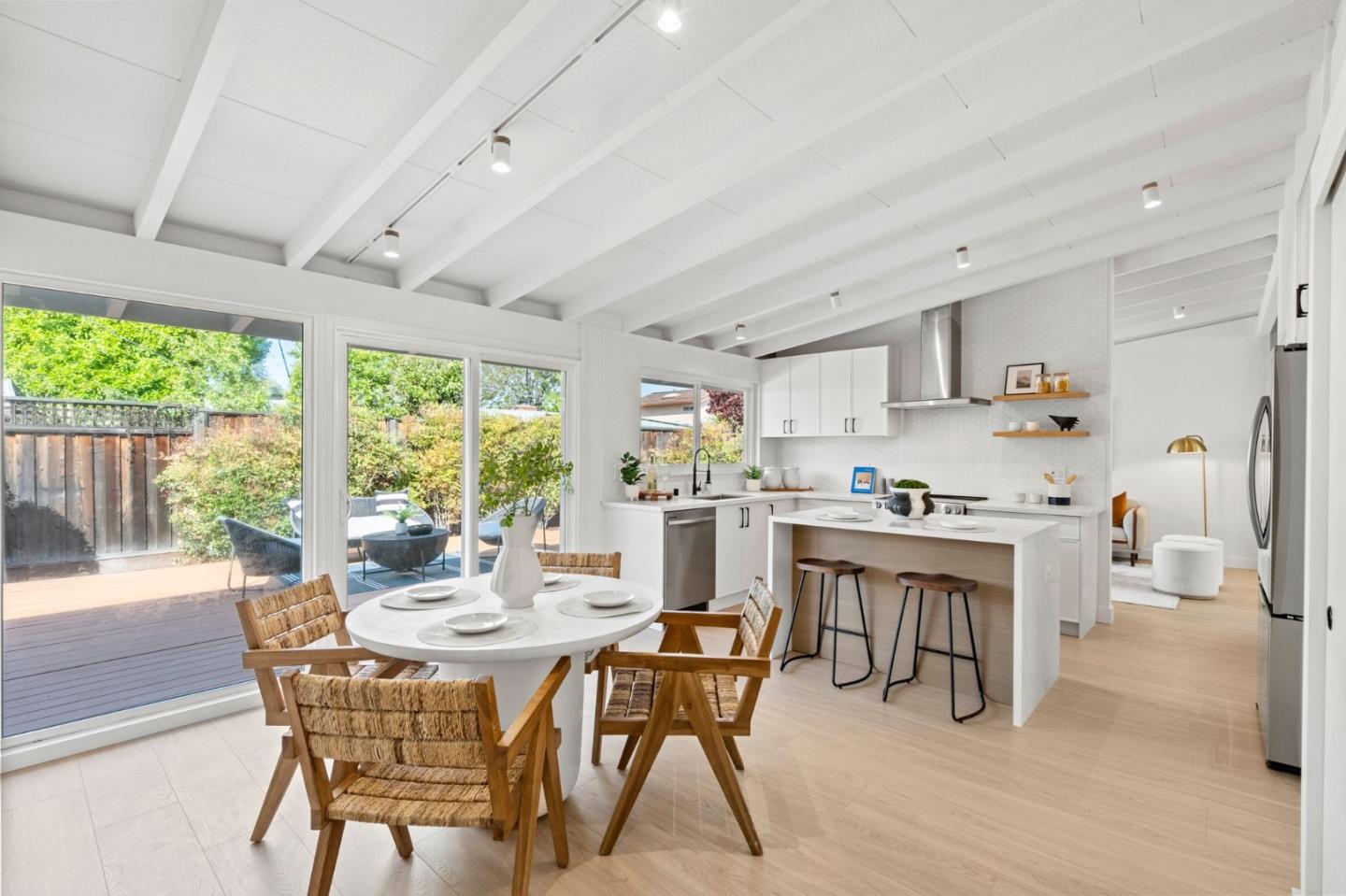 Detail Gallery Image 18 of 37 For 213 Thompson Sq, Mountain View,  CA 94043 - 3 Beds | 2 Baths