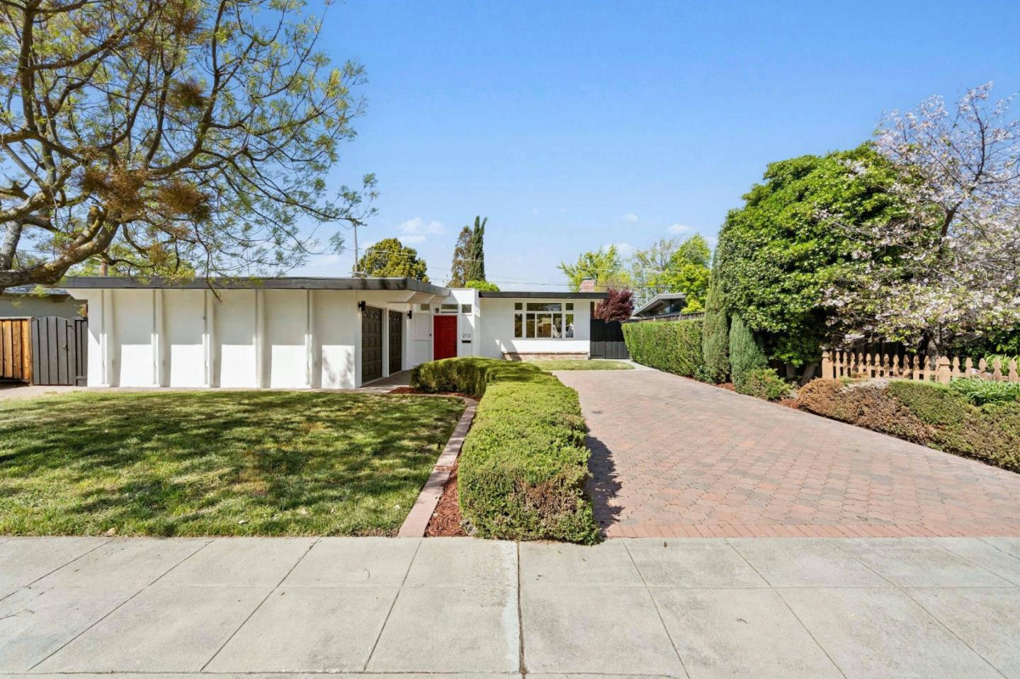 Detail Gallery Image 2 of 37 For 213 Thompson Sq, Mountain View,  CA 94043 - 3 Beds | 2 Baths