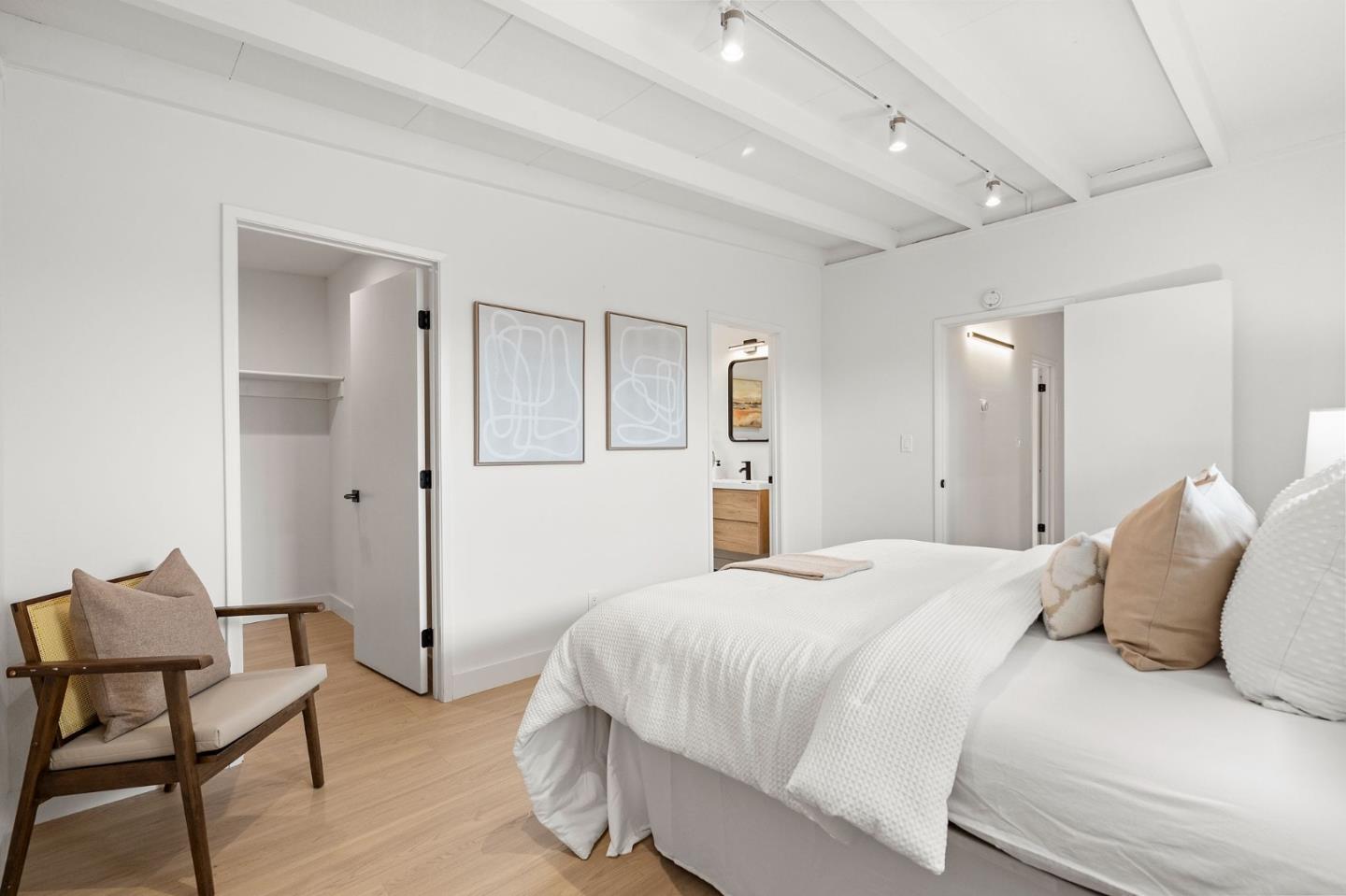 Detail Gallery Image 20 of 37 For 213 Thompson Sq, Mountain View,  CA 94043 - 3 Beds | 2 Baths