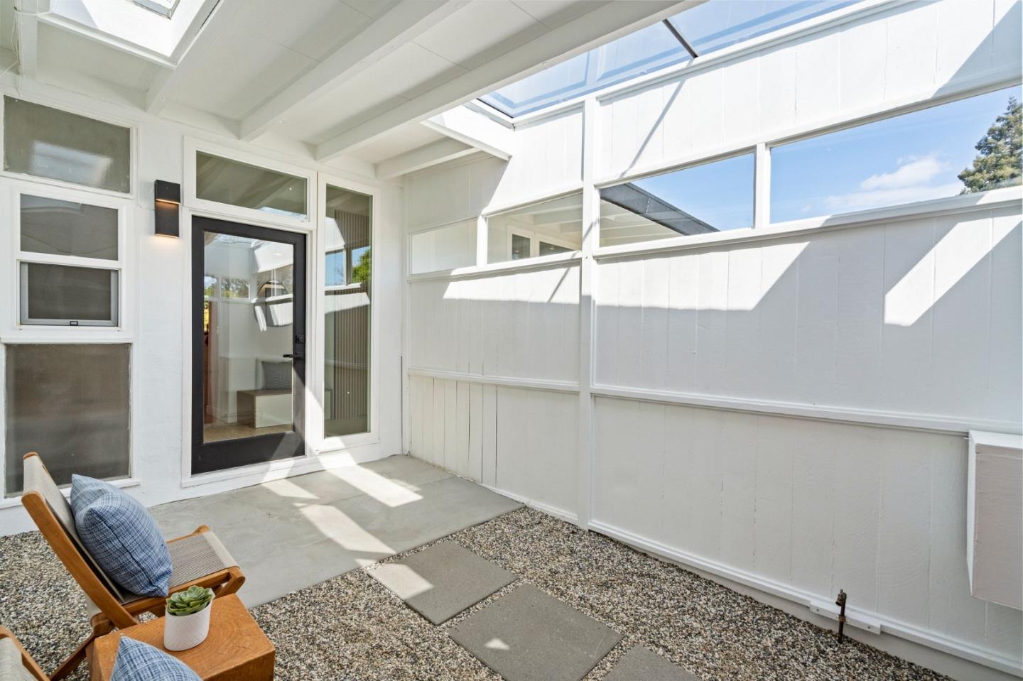 Detail Gallery Image 4 of 37 For 213 Thompson Sq, Mountain View,  CA 94043 - 3 Beds | 2 Baths
