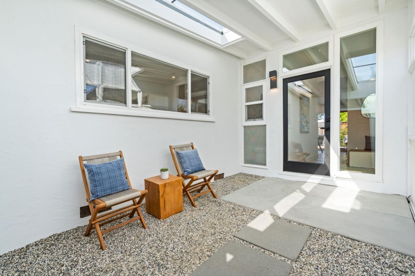 Detail Gallery Image 5 of 37 For 213 Thompson Sq, Mountain View,  CA 94043 - 3 Beds | 2 Baths