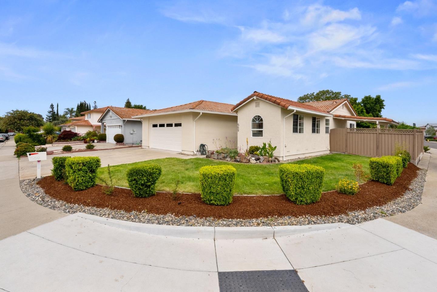 Detail Gallery Image 2 of 31 For 569 Blairburry Way, San Jose,  CA 95123 - 3 Beds | 2 Baths