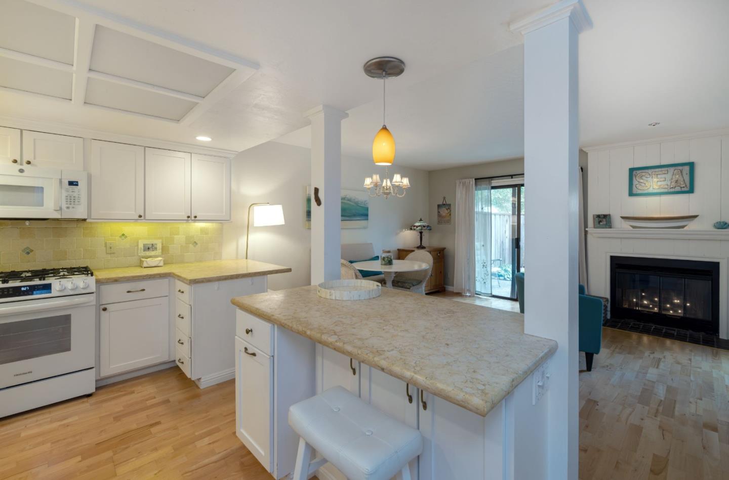 Detail Gallery Image 5 of 33 For 3024 Buckingham Ln #14,  Santa Cruz,  CA 95062 - 2 Beds | 1/1 Baths