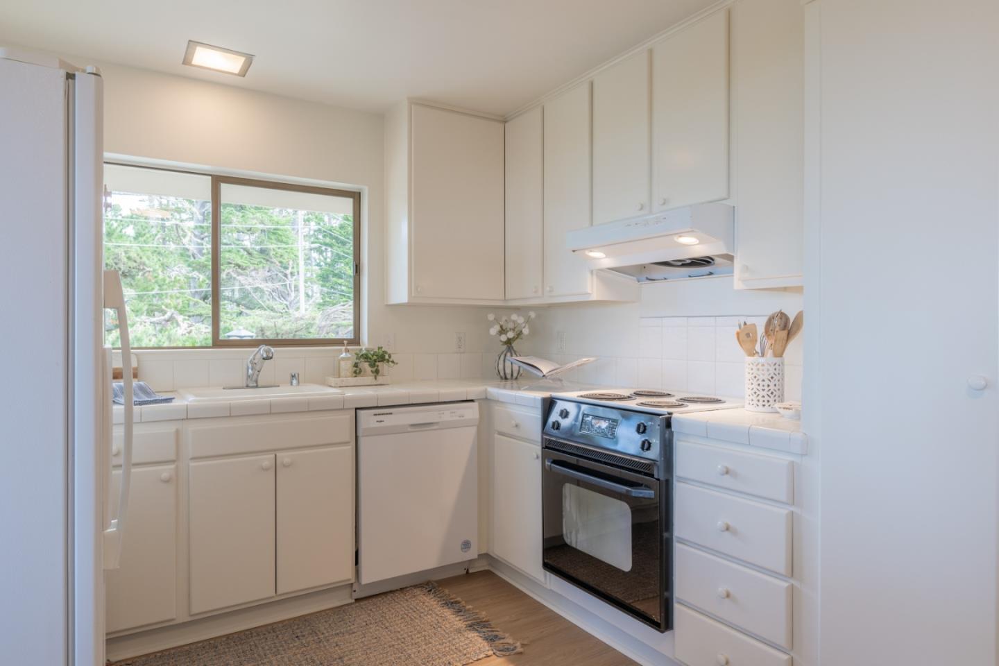 Detail Gallery Image 8 of 21 For 56 Skyline Crest Dr, Monterey,  CA 93940 - 3 Beds | 3 Baths