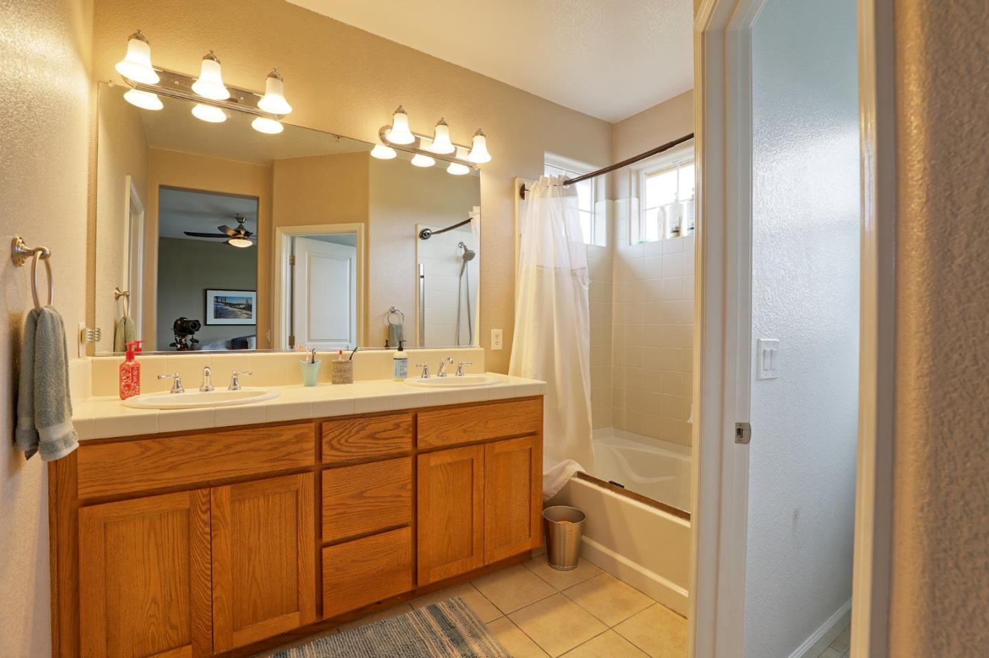 Detail Gallery Image 19 of 25 For 542 Manzana St, Watsonville,  CA 95076 - 4 Beds | 2/1 Baths