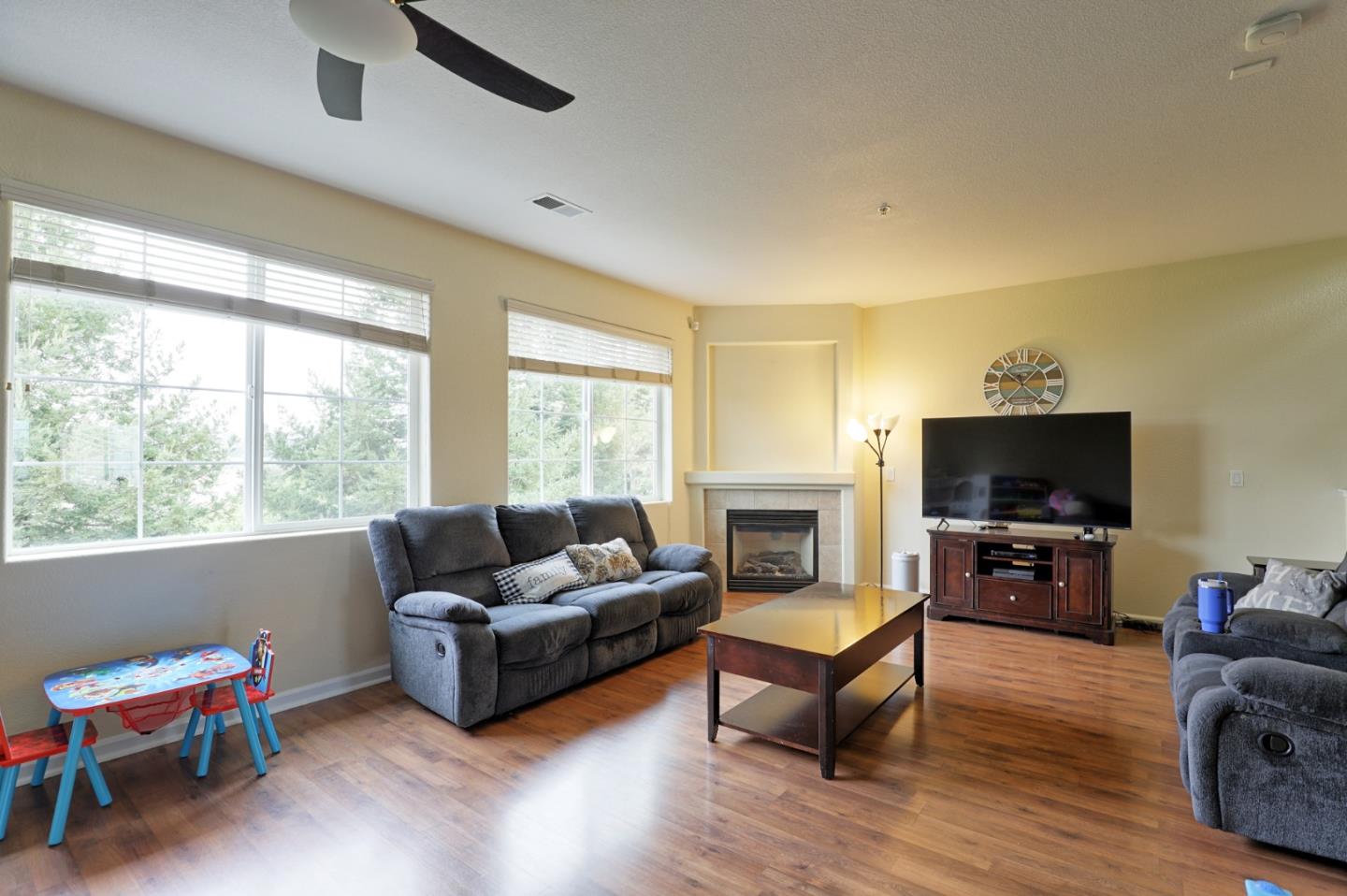 Detail Gallery Image 6 of 25 For 542 Manzana St, Watsonville,  CA 95076 - 4 Beds | 2/1 Baths