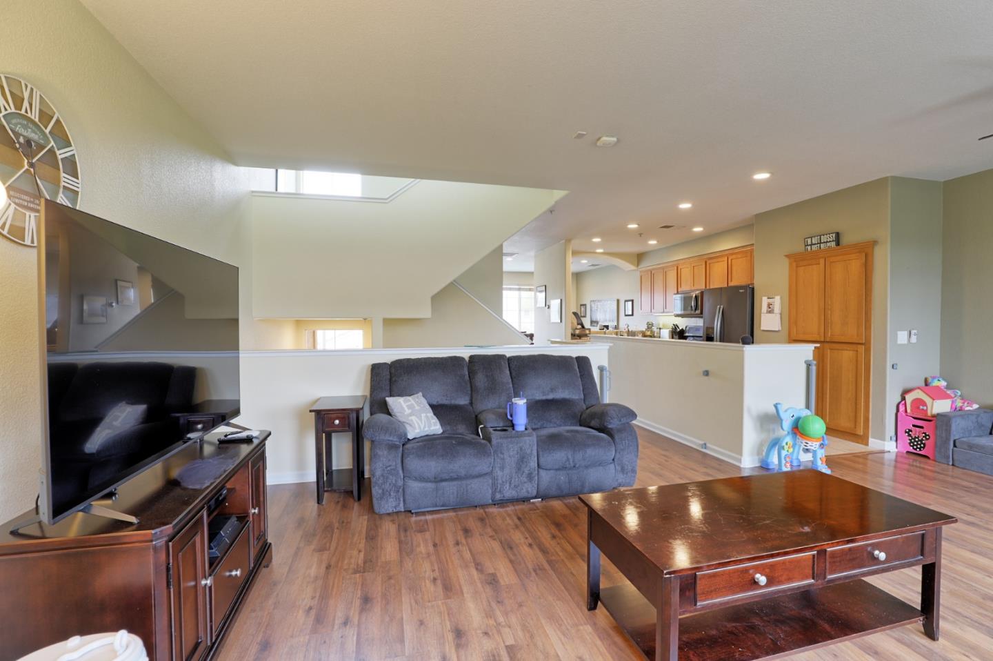 Detail Gallery Image 7 of 25 For 542 Manzana St, Watsonville,  CA 95076 - 4 Beds | 2/1 Baths