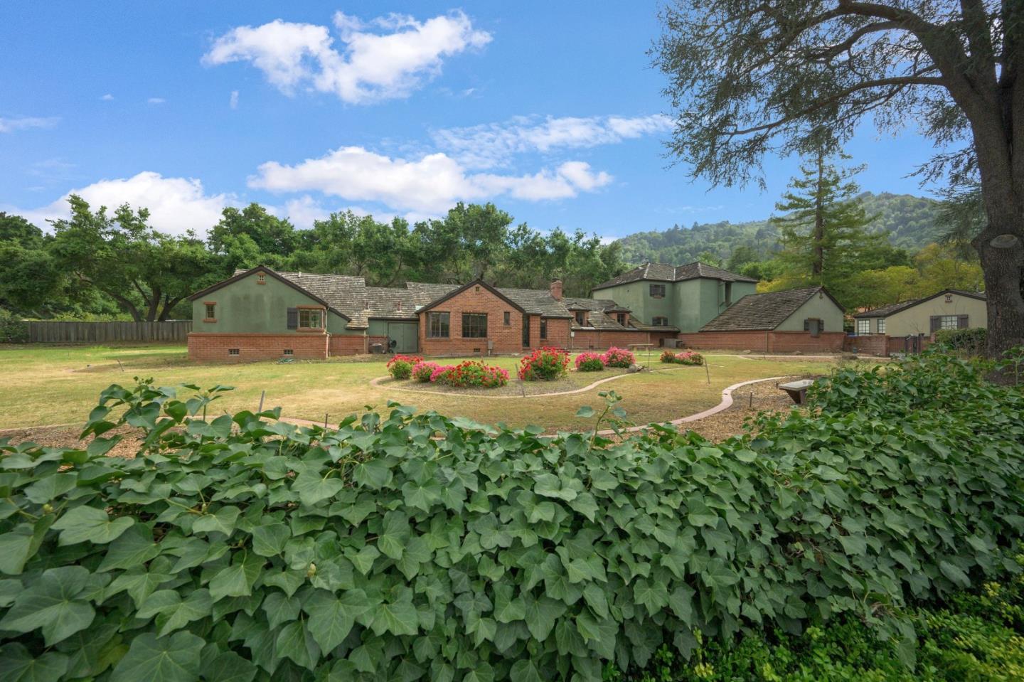Detail Gallery Image 3 of 18 For 15581 Glen Una Dr, Los Gatos,  CA 95030 - 4 Beds | 3/2 Baths