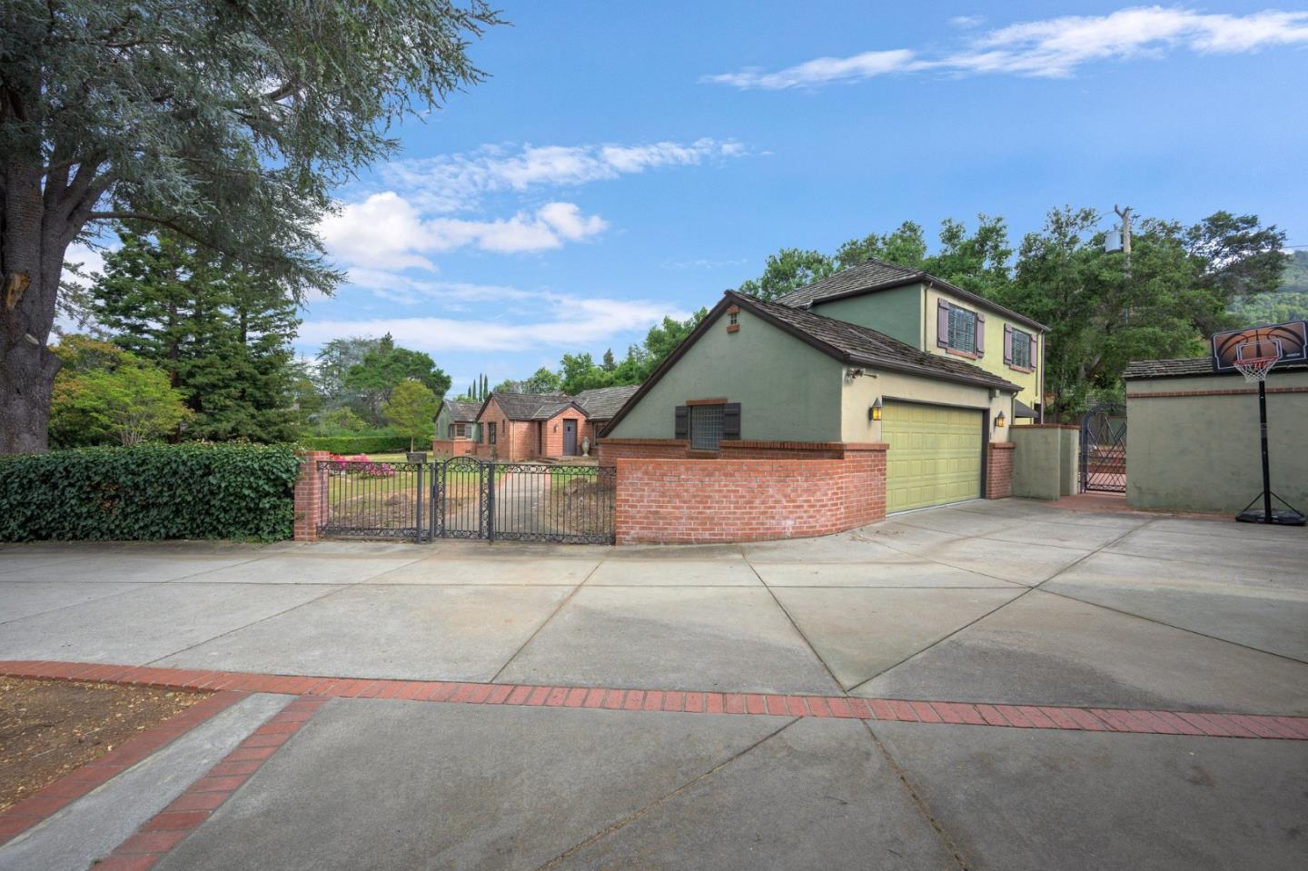 Detail Gallery Image 9 of 18 For 15581 Glen Una Dr, Los Gatos,  CA 95030 - 4 Beds | 3/2 Baths