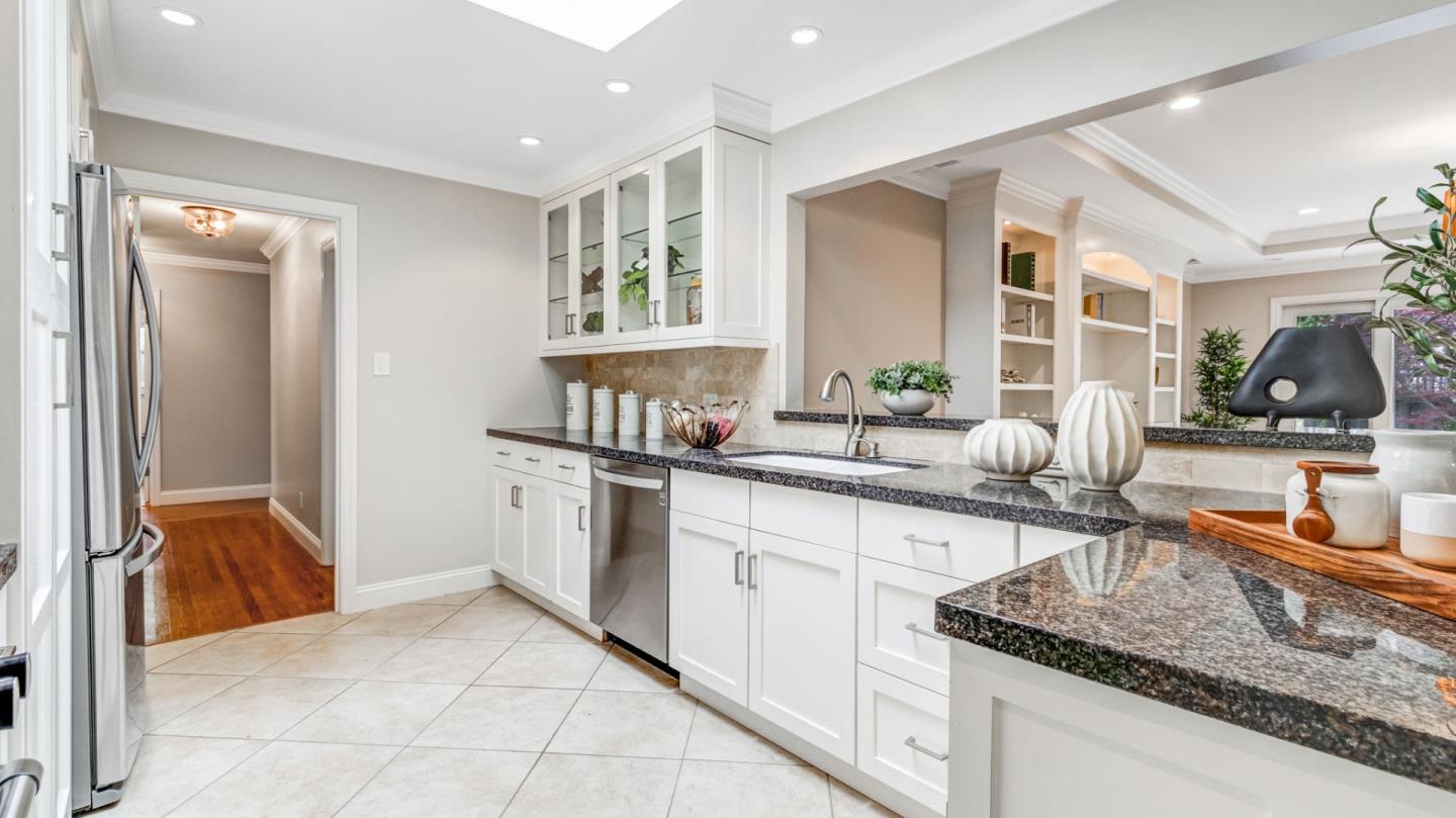 Detail Gallery Image 10 of 39 For 1534 White Oak Way, San Carlos,  CA 94070 - 3 Beds | 2 Baths