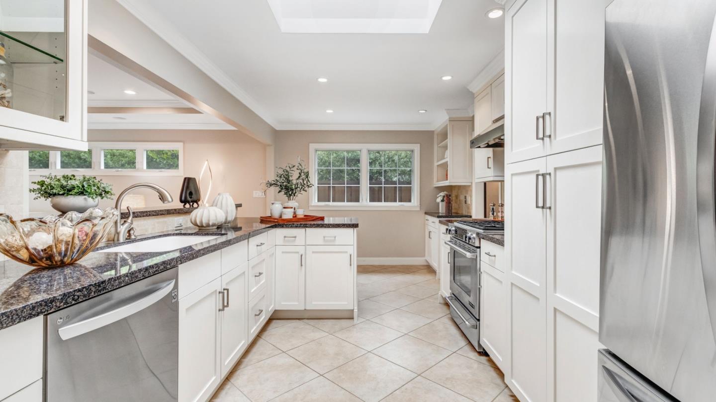 Detail Gallery Image 11 of 39 For 1534 White Oak Way, San Carlos,  CA 94070 - 3 Beds | 2 Baths