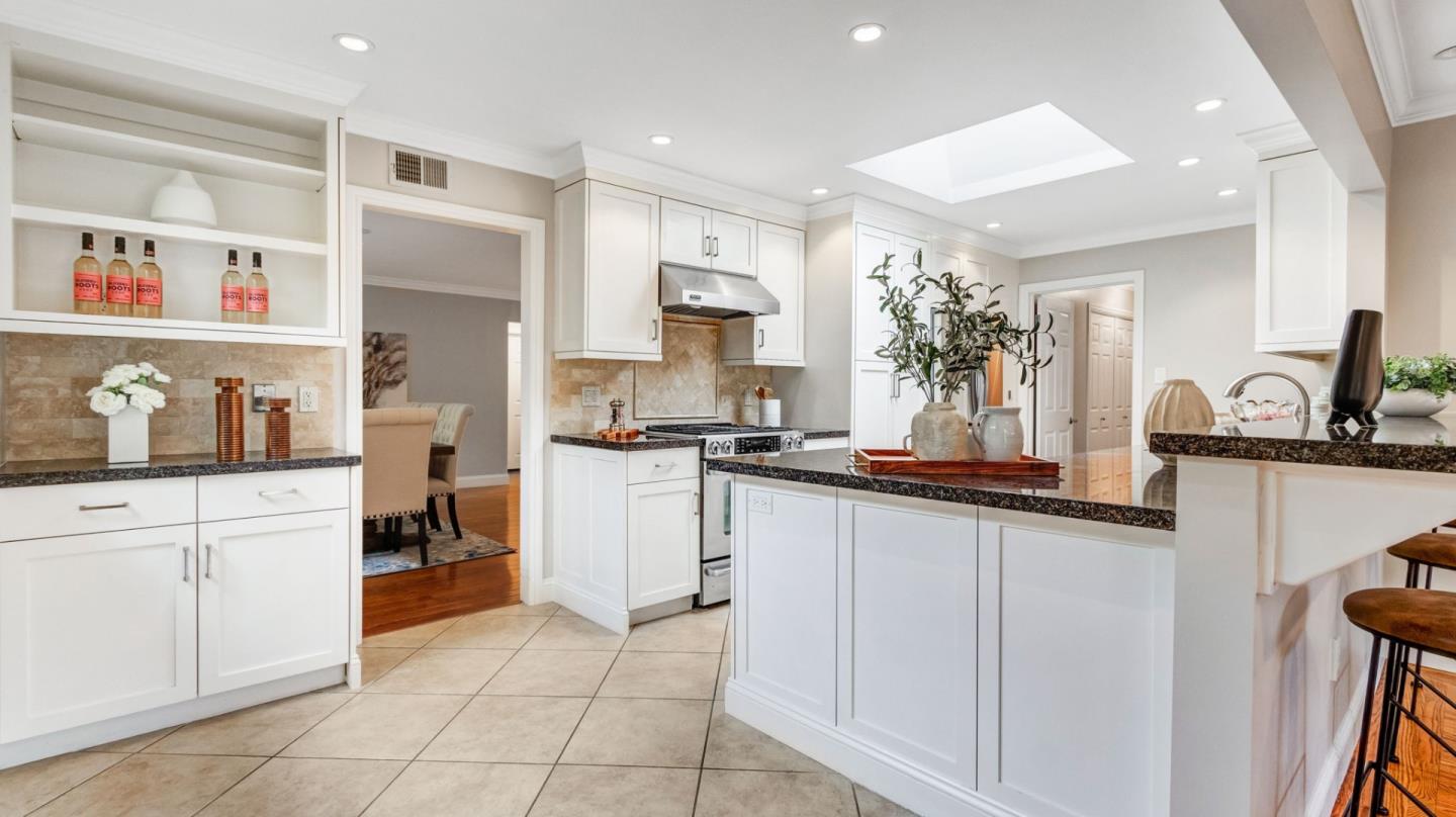 Detail Gallery Image 12 of 39 For 1534 White Oak Way, San Carlos,  CA 94070 - 3 Beds | 2 Baths