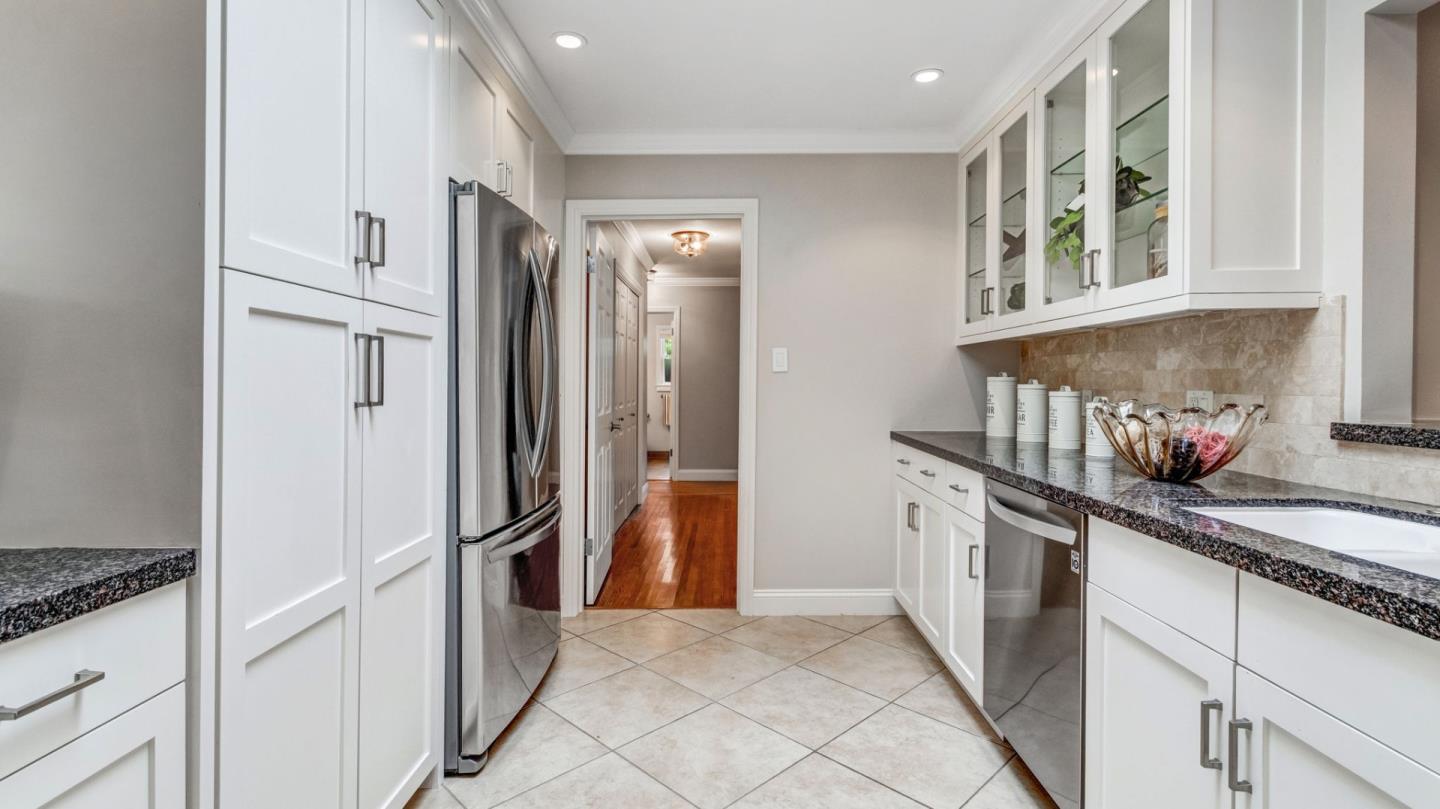 Detail Gallery Image 13 of 39 For 1534 White Oak Way, San Carlos,  CA 94070 - 3 Beds | 2 Baths