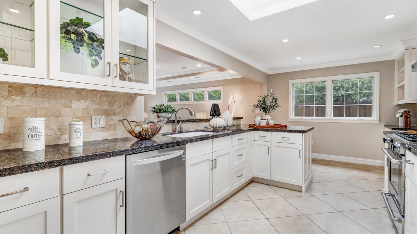 Detail Gallery Image 9 of 39 For 1534 White Oak Way, San Carlos,  CA 94070 - 3 Beds | 2 Baths